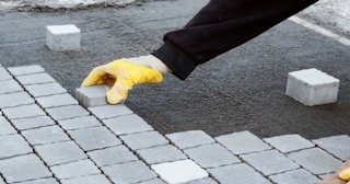Монтаж тротуарной плитки на даче в Балашихе в октябре